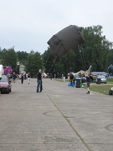 Chaos Communication Camp 2007, Flughafenmuseum Finowfurt : CCC-Camp_2007_IMG_480-8055 : tent parachuting?
