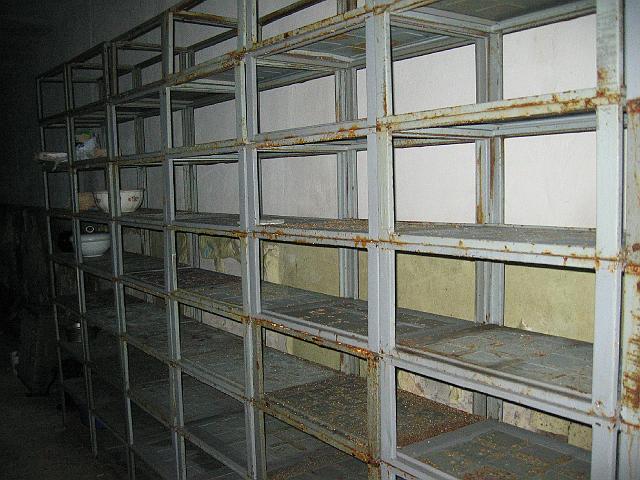 Chaos Communication Camp 2007, Flughafenmuseum Finowfurt : CCC-Camp_2007_IMG_481-8136 : empty shelf, formerly containing russian nuclear handgrenades