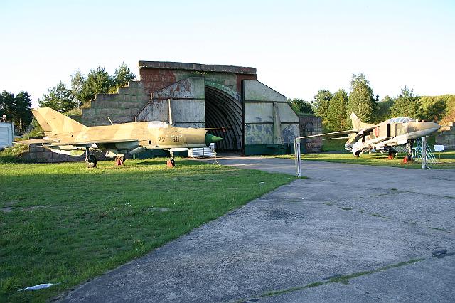 Chaos Communication Camp 2007, Flughafenmuseum Finowfurt : CCC_Camp_2007_IMG_478-7829 : like the lions in front of a chinese restaurant....