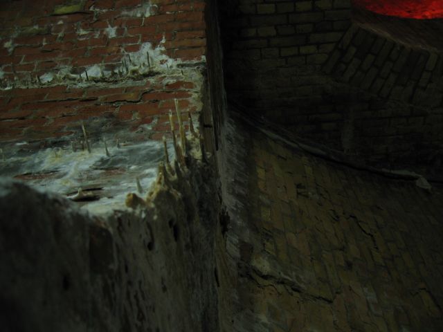 Berlin unter Tage:Im Wartungsgang des Nationaldenkmals f&uuml;r Kaiser Wilhelm I - Schlossplatz, Berlin : berliner_katakomben_IMG_468-6849 : Tropfsteine