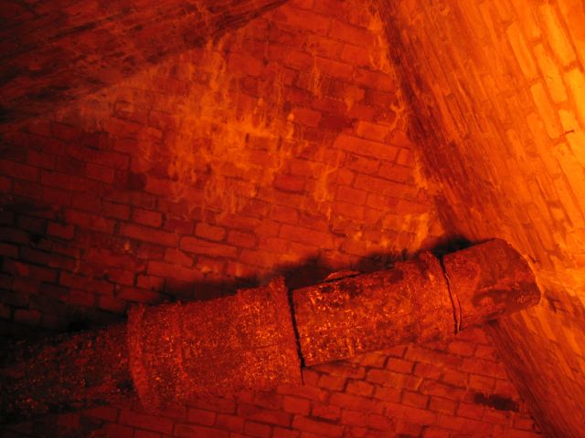 Berlin unter Tage:Im Wartungsgang des Nationaldenkmals f&uuml;r Kaiser Wilhelm I - Schlossplatz, Berlin : berliner_katakomben_IMG_468-6863 : Rohr