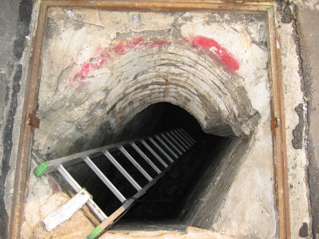 Berlin unter Tage:Im Wartungsgang des Nationaldenkmals f&uuml;r Kaiser Wilhelm I - Schlossplatz, Berlin : berliner_katakomben_IMG_468-6870 : Abstieg