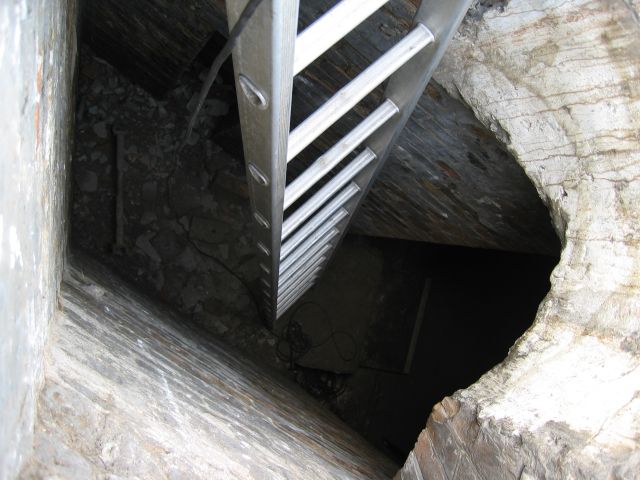 Berlin unter Tage:Im Wartungsgang des Nationaldenkmals f&uuml;r Kaiser Wilhelm I - Schlossplatz, Berlin : berliner_katakomben_IMG_468-6872 : Abstieg