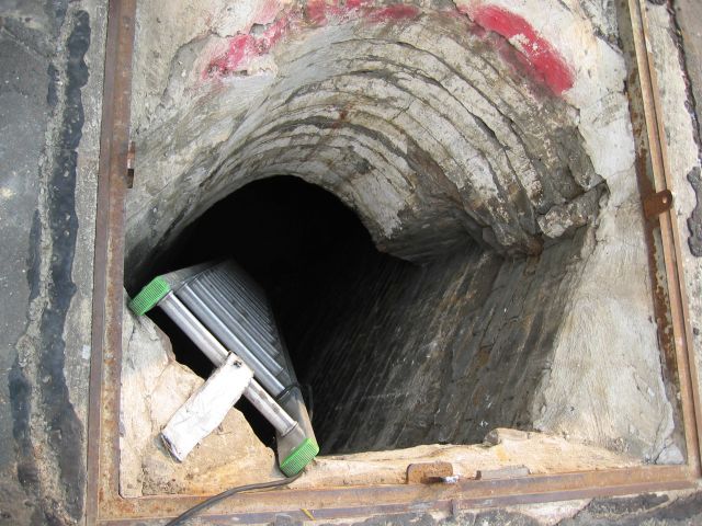 Berlin unter Tage:Im Wartungsgang des Nationaldenkmals f&uuml;r Kaiser Wilhelm I - Schlossplatz, Berlin : berliner_katakomben_IMG_468-6873 : Abstieg