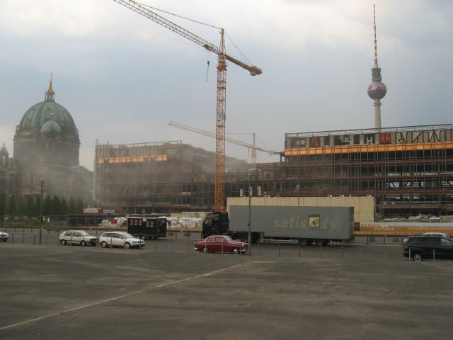 Berlin unter Tage:Im Wartungsgang des Nationaldenkmals f&uuml;r Kaiser Wilhelm I - Schlossplatz, Berlin : berliner_katakomben_IMG_468-6874 : Asbestschwaden werden aus dem Palast geweht :) Ein guter Grund, unter Tage zu fahren