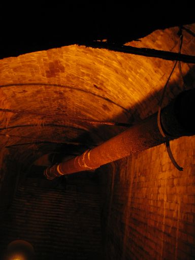 Berlin unter Tage:Im Wartungsgang des Nationaldenkmals f&uuml;r Kaiser Wilhelm I - Schlossplatz, Berlin : berliner_katakomben_IMG_468-6881 : unklare R&ouml;ren