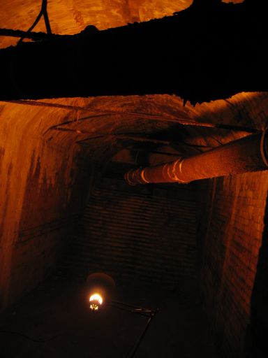 Berlin unter Tage:Im Wartungsgang des Nationaldenkmals f&uuml;r Kaiser Wilhelm I - Schlossplatz, Berlin : berliner_katakomben_IMG_468-6882 : unklare R&ouml;ren