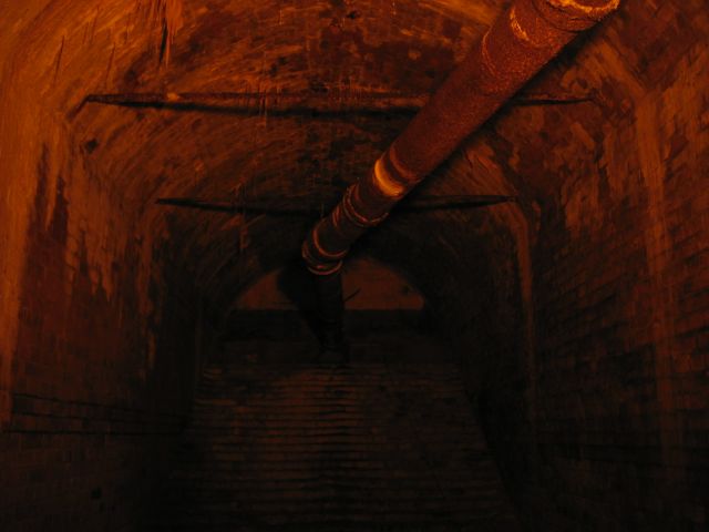 Berlin unter Tage:Im Wartungsgang des Nationaldenkmals f&uuml;r Kaiser Wilhelm I - Schlossplatz, Berlin : berliner_katakomben_IMG_468-6883 : unklare R&ouml;ren