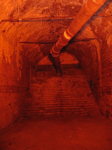 Berlin unter Tage:Im Wartungsgang des Nationaldenkmals f&uuml;r Kaiser Wilhelm I - Schlossplatz, Berlin : berliner_katakomben_IMG_468-6886 : unklare R&ouml;ren