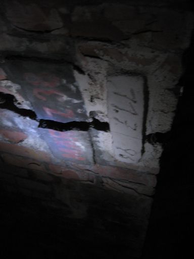 Berlin unter Tage:Im Wartungsgang des Nationaldenkmals f&uuml;r Kaiser Wilhelm I - Schlossplatz, Berlin : berliner_katakomben_IMG_468-6895 : Risskontrolle Maerz 1938 bis 28.11.1995