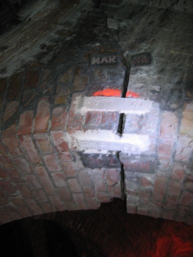 Berlin unter Tage:Im Wartungsgang des Nationaldenkmals f&uuml;r Kaiser Wilhelm I - Schlossplatz, Berlin : berliner_katakomben_IMG_468-6897 : Risskontrolle Maerz 1938 bis 28.11.1995