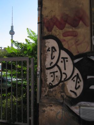 Berlin Street Art : berlin_street_art_IMG_412-1204 : Saarbr&uuml;cker Strasse   N52°32.29' E13°24.96' (WGS84)