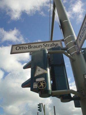 Berlin Street Art : berlin_street_art__DSC00077 : Mollstrasse / Otto-Braun Strasse
N52°31.64' E13°24.89' (WGS84)