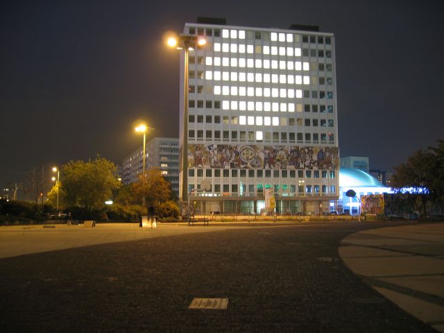 Blinken-Lite, binaere Hausbesetzung in 9 Stunden. : blinken_lite_IMG_414-1433 : Das Haus des Lehrers mit dem bcc in blau