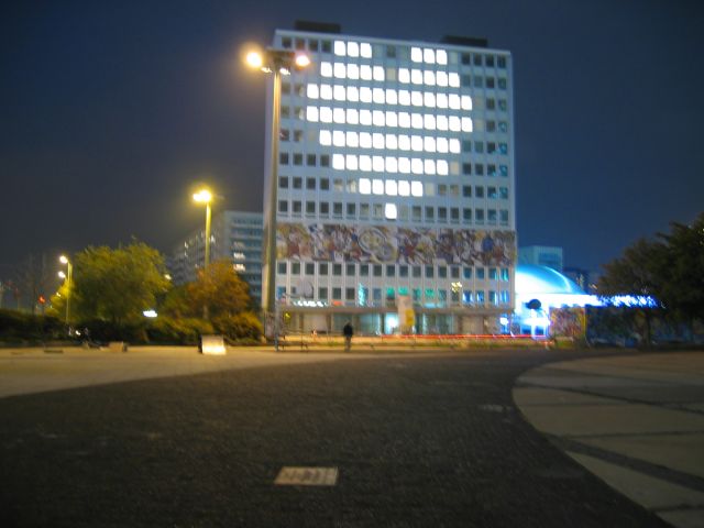 Blinken-Lite, binaere Hausbesetzung in 9 Stunden. : blinken_lite_IMG_414-1434 : HdL mit Herz , gesehen vom Alexanderplatz