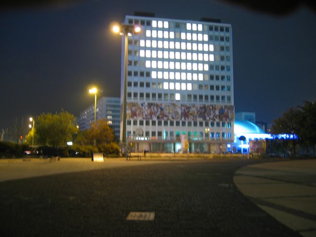 Blinken-Lite, binaere Hausbesetzung in 9 Stunden. : blinken_lite_IMG_414-1435 : HdL mit Herz , gesehen vom Alexanderplatz