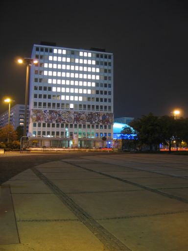 Blinken-Lite, binaere Hausbesetzung in 9 Stunden. : blinken_lite_IMG_414-1443 : HdL mit Herz , gesehen vom Alexanderplatz