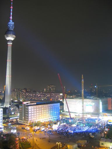 Blinken-Lite, binaere Hausbesetzung in 9 Stunden. : blinken_lite_IMG_414-1455 : Das blaue Licht auf dem Alexanderplatz da unten ist der Feuerschein verbrannter 100 Euro-Scheine von euren GEZ-Geldern.