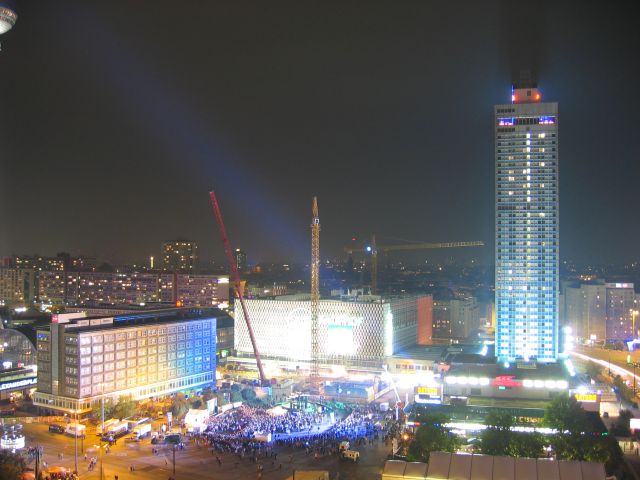 Blinken-Lite, binaere Hausbesetzung in 9 Stunden. : blinken_lite_IMG_414-1456 : Der Soundtrack, der euch hier Gottseidank erspart bleibt, kam von DJ Jeff vom Radiosender RS2 und war auch 