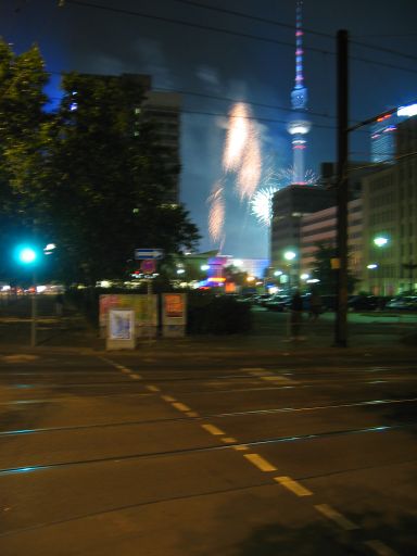 Blinken-Lite, binaere Hausbesetzung in 9 Stunden. : blinken_lite_IMG_414-1491 : In der Luft fliegende, brennende 50-Euroscheine aus dem GEZ-Fundus.
