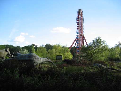 Objektbegehung: Vergn&uuml;gungspark Pl&auml;nterwald -Spreepark Berlin : ixus_IMG_0090 : Ein aufrechter Gigant neben gest&uuml;rzten Zwergen