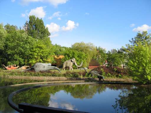 Objektbegehung: Vergn&uuml;gungspark Pl&auml;nterwald -Spreepark Berlin : ixus_IMG_0092 : Mammuts und Dinosaurirer wandeln friedlich am Ufer, von Eiszeit keine Spur