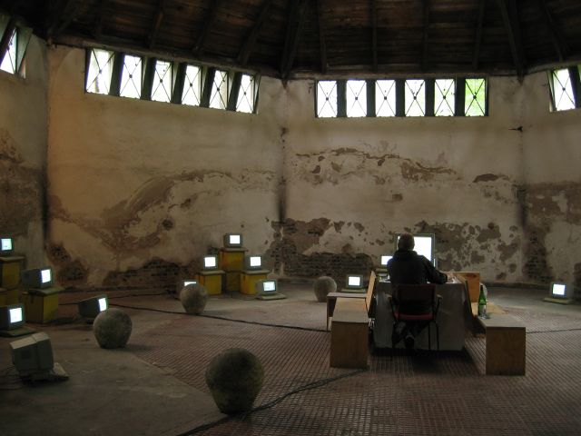 Jeremy Clarke - Computerorchester - Schlo&szlig; Lanke, August 2005 : schloss__lanke_IMG_455-5542 : Pr&auml;parationen