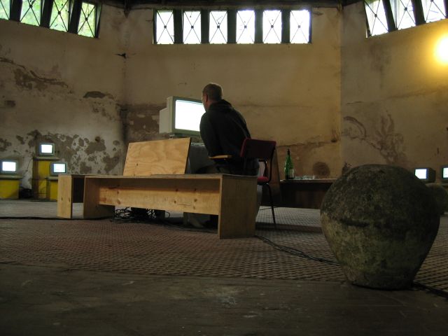 Jeremy Clarke - Computerorchester - Schlo&szlig; Lanke, August 2005 : schloss__lanke_IMG_455-5558 : Pr&auml;parationen