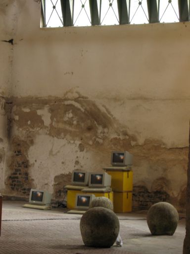 Jeremy Clarke - Computerorchester - Schlo&szlig; Lanke, August 2005 : schloss__lanke_IMG_456-5603 : Ruhendes Quintett