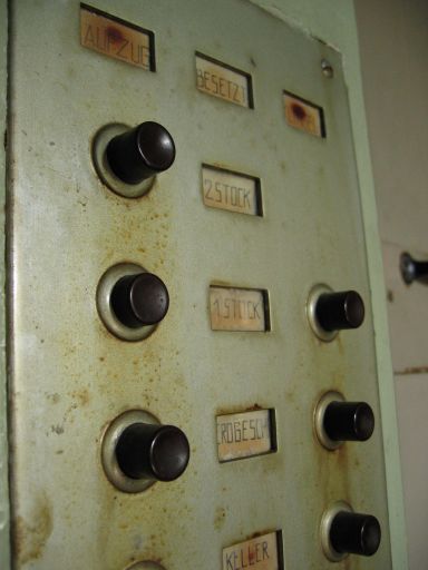 Jeremy Clarke - Computerorchester - Schlo&szlig; Lanke, August 2005 : schloss__lanke_IMG_456-5675 : Schlo&szlig; Lanke, Detail