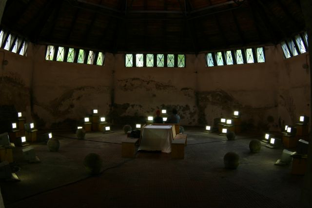 Jeremy Clarke - Computerorchester - Schlo&szlig; Lanke, August 2005 : schloss_lanke_IMG_455-5537 : 8 Ecken, 36 Ataris und 200 m Kabel