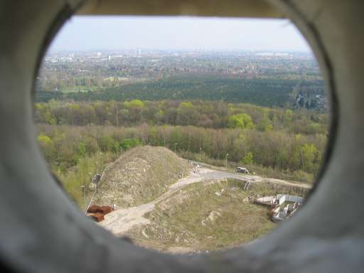 NSA Field Station Teufelsberg,  2004 : IMG_8887 : a peep-hole on top of the main tower at teufelsberg - 1458