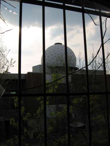 NSA Field Station Teufelsberg,  2004 : IMG_9162 : smashed window