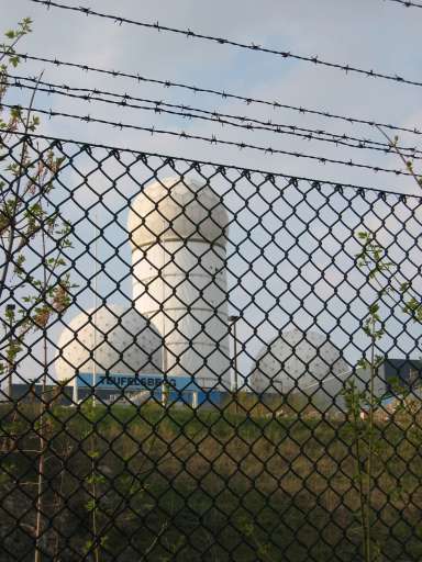 NSA Field Station Teufelsberg,  2004 : IMG_9232 : barb wire karma at Berlin Teufelsberg