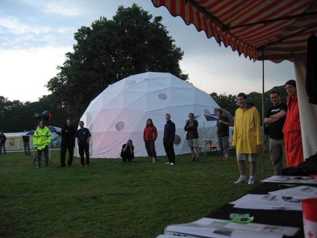 What the Hack, Netherlands, 2005  : wh4t_the_h4ck_IMG_453-5373 : keeping distance