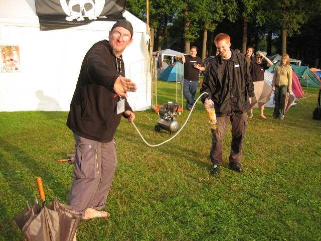 What the Hack, Netherlands, 2005  : what_the__hack_2005_IMG_452-5254 : bottle-launching site being cleared