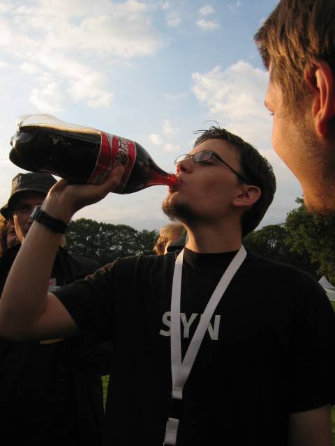 What the Hack, Netherlands, 2005  : what_the__hack_2005_IMG_452-5261 : drinking to reach the sky