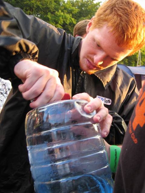 What the Hack, Netherlands, 2005  : what_the__hack_2005_IMG_453-5337 : Enno is preparing the daisy cutter