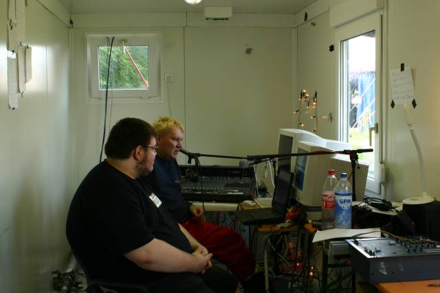 What the Hack, Netherlands, 2005  : what_the_hack__2005_IMG_450-5049 : radio subether getting some first aid