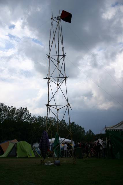 What the Hack, Netherlands, 2005  : what_the_hack__2005_IMG_450-5083 : bamboo pole, some constructional difficulties preventing it from reaching 20m height