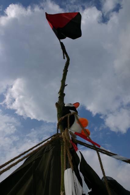 What the Hack, Netherlands, 2005  : what_the_hack__2005_IMG_450-5092 : torturing Tux